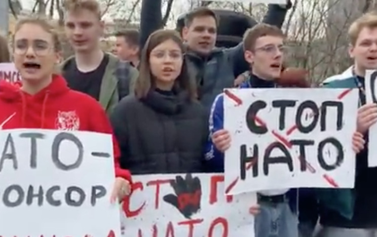 Активисты МГЕР и «Волонтерской роты» вышли к посольству США в Москве в день основания НАТО 2