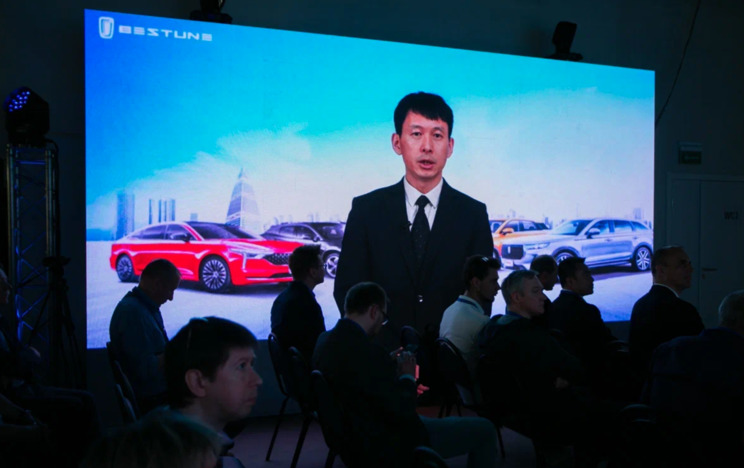 В Минске красиво представили первые автомобили китайского бренда FAW Bestune 3