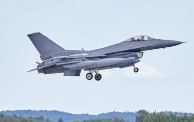 Истребитель США модели F-16 упал в море у берегов Южной Кореи