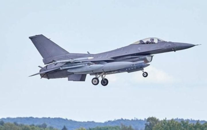 Истребитель США модели F-16 упал в море у берегов Южной Кореи