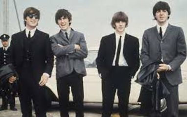 Последняя песня группы The Beatles возглавляет музыкальные рейтинги Британии