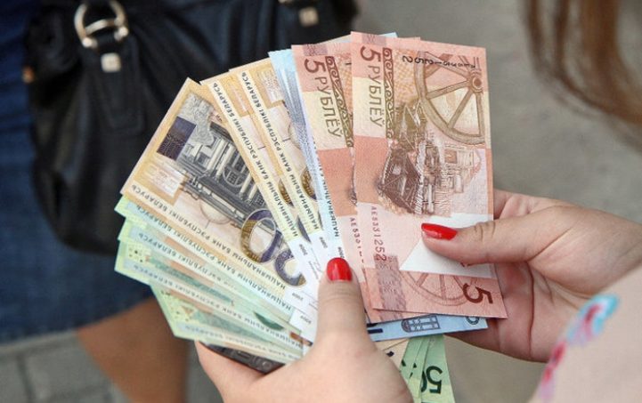 В среднем житель Беларуси тратит на еду почти половину зарплаты