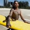В Австралии мужчина получил штраф за серфинг с питоном на шее