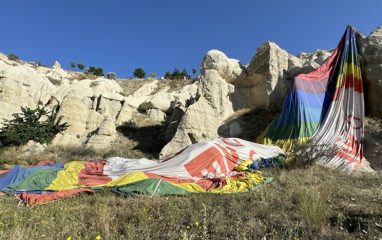 В Турции воздушный шар с туристами застрял между скалами