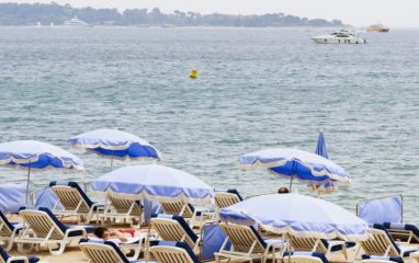 Правительство Франции может запретить курение на пляжах и в парках