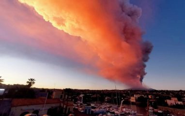Вулкан Этна выбросил пепел и дым на высоту почти 5 километров