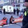 Экоактивисты приклеивали себя к дороге в ходе Берлинского марафона