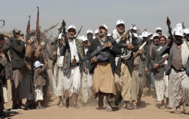 Хуситы из Йемена атаковали сухогруз США и несколько военных эсминцев