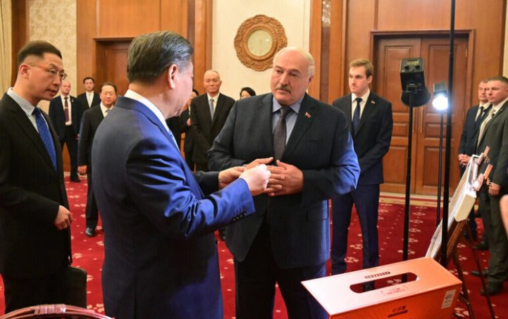 Лидеры Беларуси и Китая Лукашенко и Си Цзиньпин обменялись подарками