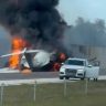 В американской Флориде самолет упал прямо на трассу и загорелся