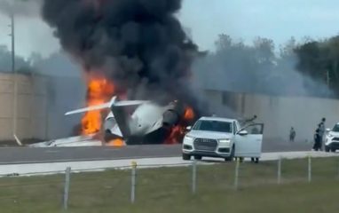 В американской Флориде самолет упал прямо на трассу и загорелся