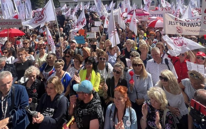 Преподаватели Польши вышли на протесты, требуя повышения зарплат