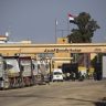 Al Qahera News: с территории Египта в сектор Газа въехали более 50 фур с помощью и топливом