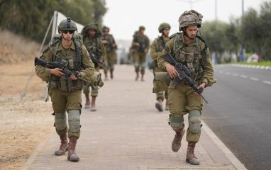 Израильская армия ведет ответный огонь территорий Ливана