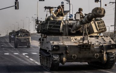 Артиллерия и танки начали вести обстрелы рядом с границей Израиля