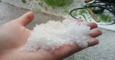 Циклон осыпает Беларусь мокрым снегом и крупой