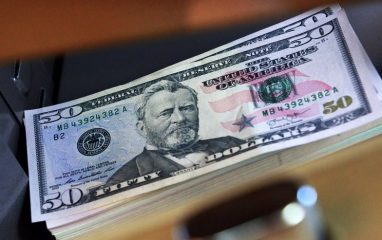 Американский доллар существенно дорожает перед выходными