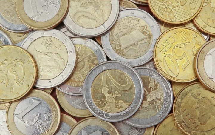 Франция вводит налог для богатых, затягивая пояса