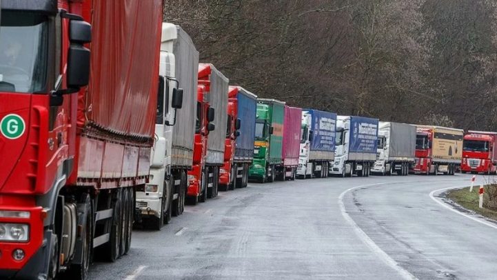 Грузовики и легковушки застряли на белорусской границе