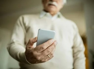 Пенсионер показал «инкассатору» тайник за ковром и лишился 24 тысяч долларов