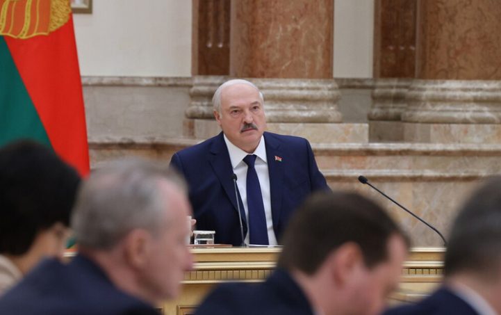 Александр Лукашенко рассказал, что у него был аденовирус