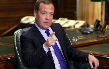 Медведев: армии России пора использовать арсеналы с кассетными боеприпасами