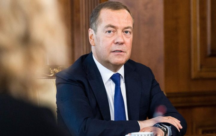 Медведев прокомментировал возможное сотрудничество компаний Apple и Samsung с разведкой США