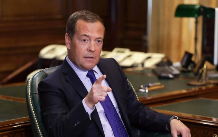 Медведев предложил Макрону «стать на сторону Франции»