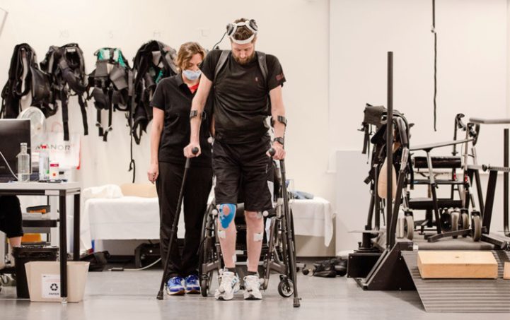 Nature: парализованному голландцу вживили импланты в мозг и позвоночник — теперь он снова может ходить