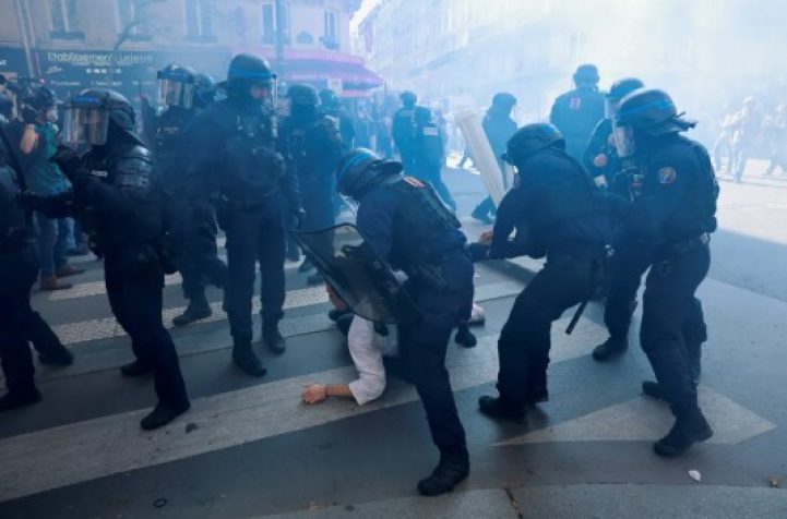 Протесты в Париже переросли в столкновения с массовыми задержаниями