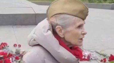 Киевская пенсионерка отказалась снимать пилотку с красной звездой: задержание в парке Славы