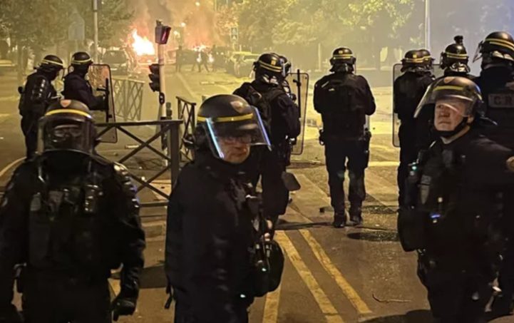 Власти Франции отменили все масштабные мероприятия из-за беспорядков