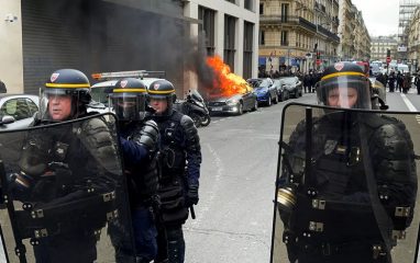 В Париже на запрещенной демонстрации начались задержания