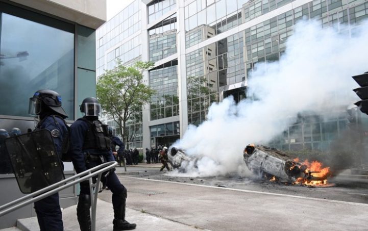 Le Figaro: спецподразделения французской полиции направляются в Нантер, где проходят беспорядки
