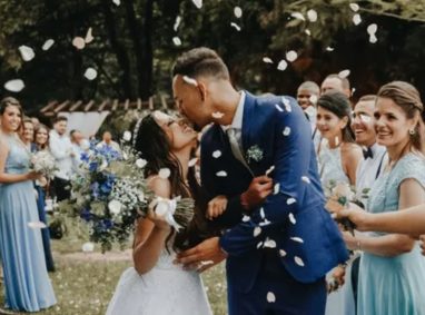 Французы покупают билеты на чужие свадьбы, а в Беларуси браков становится меньше