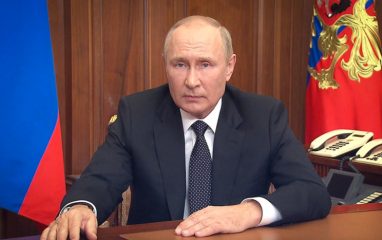 Путин обратился к военнослужащим в Кремле, назвав их настоящими защитниками в сложные времена