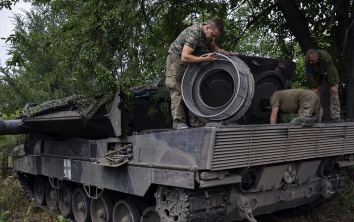В Польше заработал центр по ремонту поставляемых в Украину танков Leopard