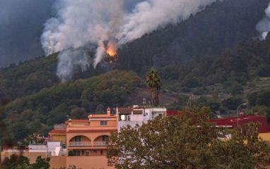 С испанского острова Тенерифе эвакуировали около 30 тысяч человек из-за пожаров