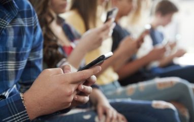The Guardian: ООН рекомендует полностью запретить использование смартфонов в школах